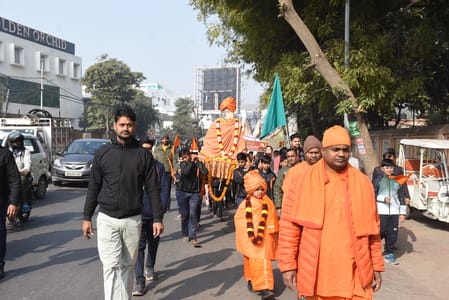  रिजर्व पुलिस लाइन से मठ तक विद्यार्थियों ने यात्रा निकाली। 