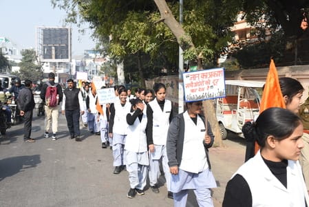  रिजर्व पुलिस लाइन से मठ तक विद्यार्थियों ने यात्रा निकाली। 