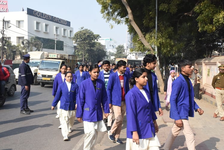  रिजर्व पुलिस लाइन से मठ तक विद्यार्थियों ने यात्रा निकाली। 