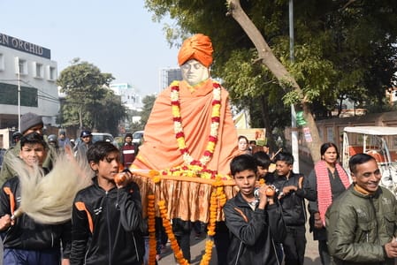 रिजर्व पुलिस लाइन से मठ तक विद्यार्थियों ने यात्रा निकाली। 