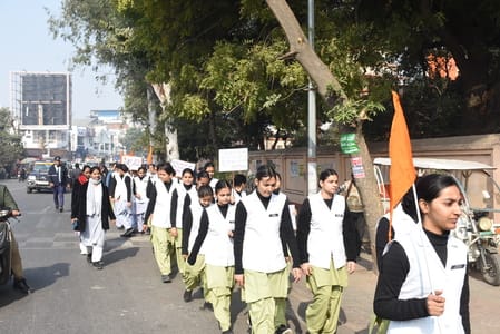  रिजर्व पुलिस लाइन से मठ तक विद्यार्थियों ने यात्रा निकाली। 