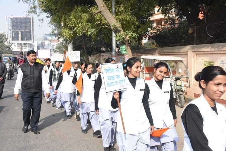  रिजर्व पुलिस लाइन से मठ तक विद्यार्थियों ने यात्रा निकाली। 