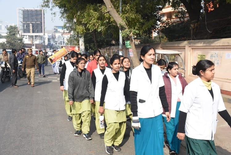  रिजर्व पुलिस लाइन से मठ तक विद्यार्थियों ने यात्रा निकाली। 