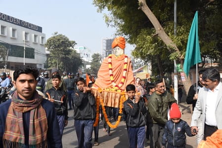  रिजर्व पुलिस लाइन से मठ तक विद्यार्थियों ने यात्रा निकाली। 