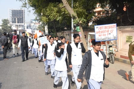  रिजर्व पुलिस लाइन से मठ तक विद्यार्थियों ने यात्रा निकाली। 