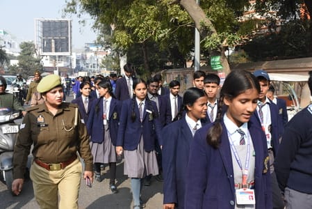  रिजर्व पुलिस लाइन से मठ तक विद्यार्थियों ने यात्रा निकाली। 
