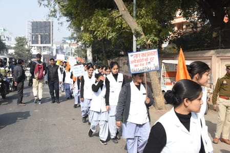  रिजर्व पुलिस लाइन से मठ तक विद्यार्थियों ने यात्रा निकाली। 
