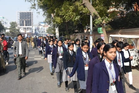  रिजर्व पुलिस लाइन से मठ तक विद्यार्थियों ने यात्रा निकाली। 