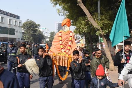  रिजर्व पुलिस लाइन से मठ तक विद्यार्थियों ने यात्रा निकाली। 