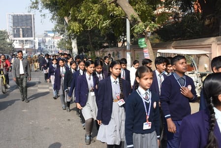  रिजर्व पुलिस लाइन से मठ तक विद्यार्थियों ने यात्रा निकाली। 