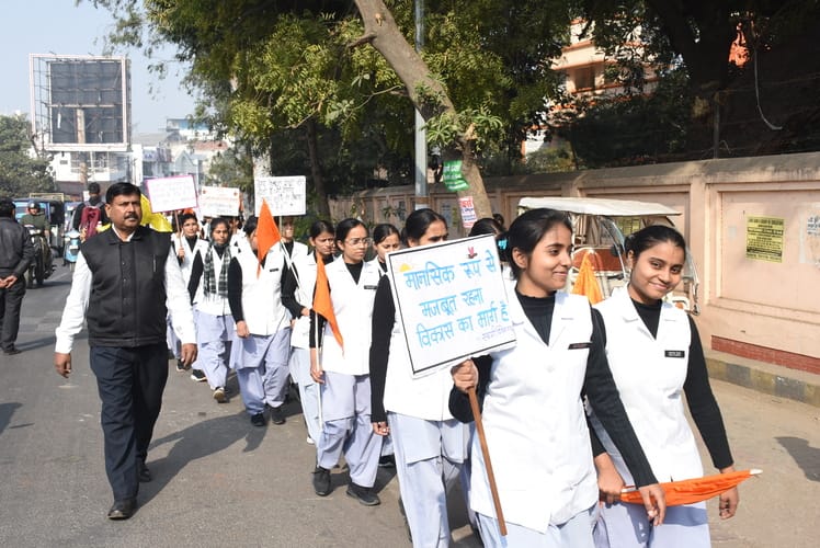  रिजर्व पुलिस लाइन से मठ तक विद्यार्थियों ने यात्रा निकाली। 