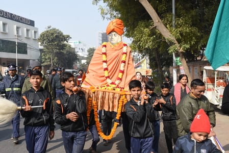  रिजर्व पुलिस लाइन से मठ तक विद्यार्थियों ने यात्रा निकाली। 