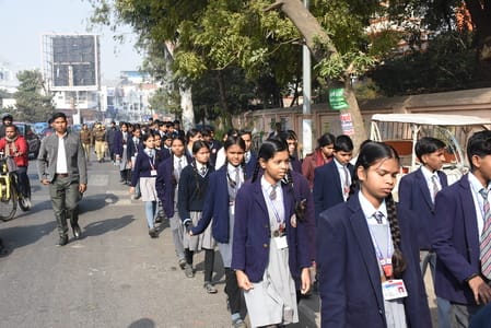  रिजर्व पुलिस लाइन से मठ तक विद्यार्थियों ने यात्रा निकाली। 