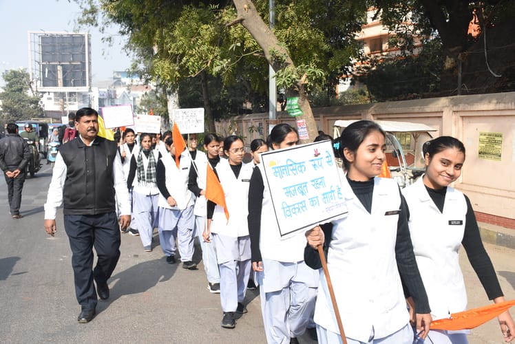  रिजर्व पुलिस लाइन से मठ तक विद्यार्थियों ने यात्रा निकाली। 