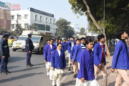  रिजर्व पुलिस लाइन से मठ तक विद्यार्थियों ने यात्रा निकाली। 
