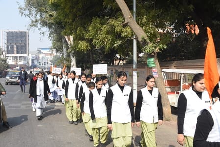  रिजर्व पुलिस लाइन से मठ तक विद्यार्थियों ने यात्रा निकाली। 