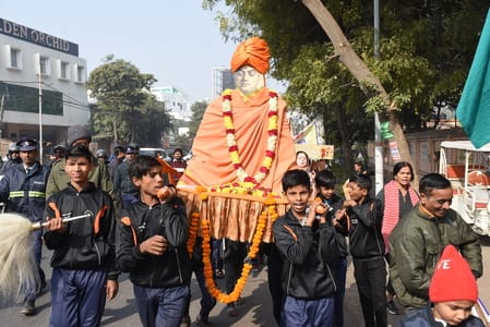  रिजर्व पुलिस लाइन से मठ तक विद्यार्थियों ने यात्रा निकाली। 