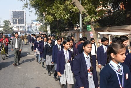  रिजर्व पुलिस लाइन से मठ तक विद्यार्थियों ने यात्रा निकाली। 