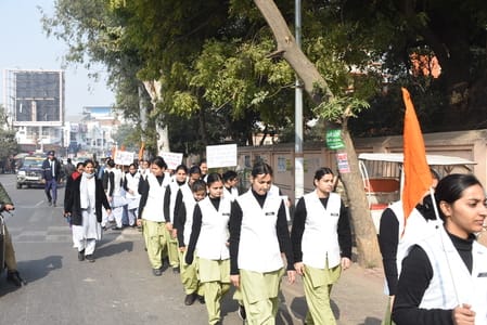  रिजर्व पुलिस लाइन से मठ तक विद्यार्थियों ने यात्रा निकाली। 
