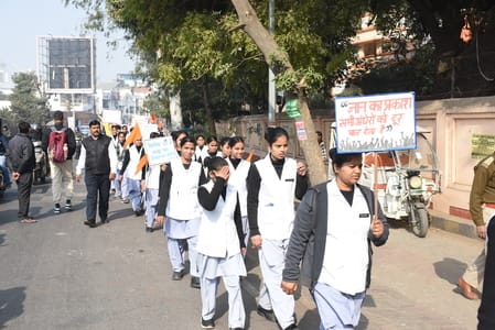  रिजर्व पुलिस लाइन से मठ तक विद्यार्थियों ने यात्रा निकाली। 