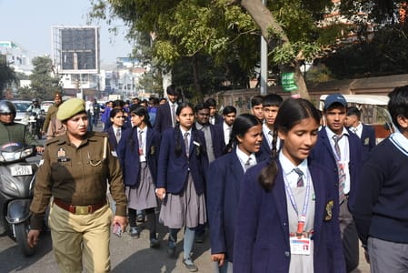  रिजर्व पुलिस लाइन से मठ तक विद्यार्थियों ने यात्रा निकाली। 