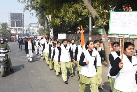  रिजर्व पुलिस लाइन से मठ तक विद्यार्थियों ने यात्रा निकाली। 