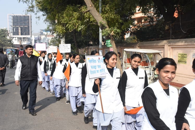  रिजर्व पुलिस लाइन से मठ तक विद्यार्थियों ने यात्रा निकाली। 