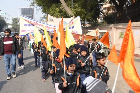  रिजर्व पुलिस लाइन से मठ तक विद्यार्थियों ने यात्रा निकाली। 