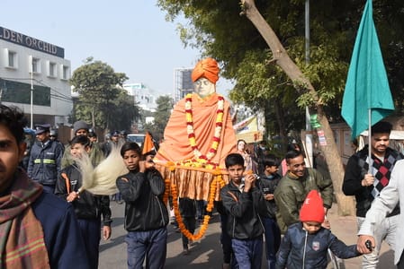  रिजर्व पुलिस लाइन से मठ तक विद्यार्थियों ने यात्रा निकाली। 