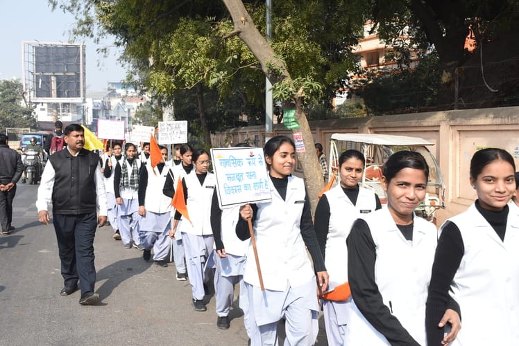  रिजर्व पुलिस लाइन से मठ तक विद्यार्थियों ने यात्रा निकाली। 