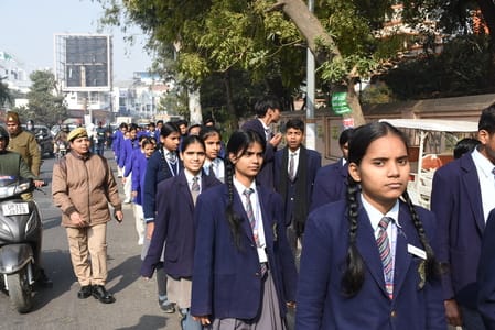  रिजर्व पुलिस लाइन से मठ तक विद्यार्थियों ने यात्रा निकाली। 