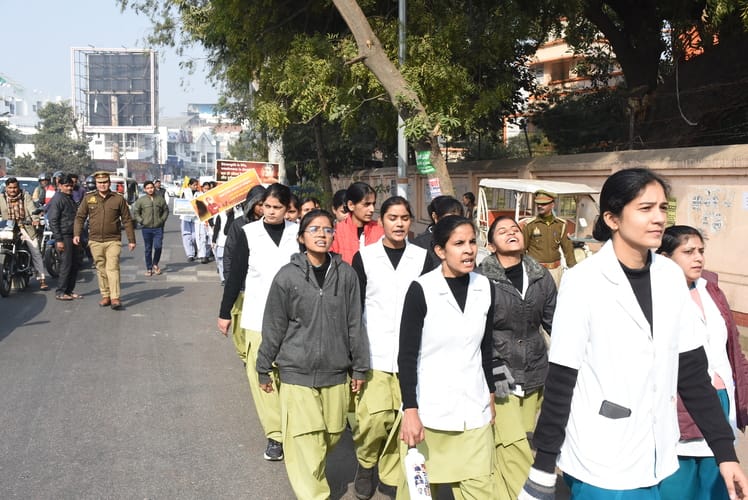  रिजर्व पुलिस लाइन से मठ तक विद्यार्थियों ने यात्रा निकाली। 