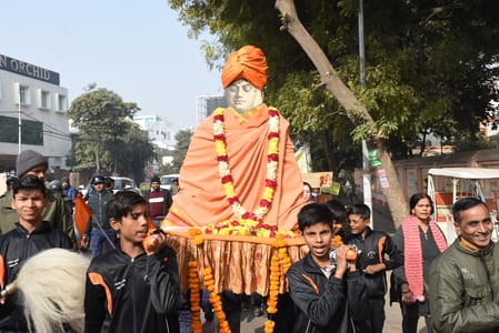  रिजर्व पुलिस लाइन से मठ तक विद्यार्थियों ने यात्रा निकाली। 