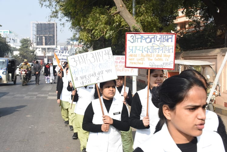  रिजर्व पुलिस लाइन से मठ तक विद्यार्थियों ने यात्रा निकाली। 