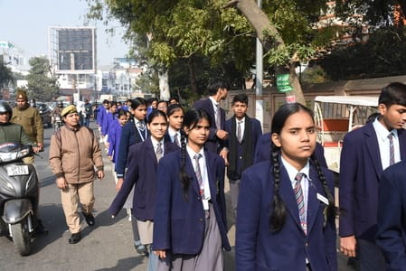  रिजर्व पुलिस लाइन से मठ तक विद्यार्थियों ने यात्रा निकाली। 