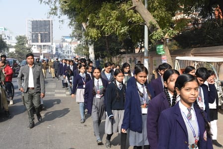  रिजर्व पुलिस लाइन से मठ तक विद्यार्थियों ने यात्रा निकाली। 