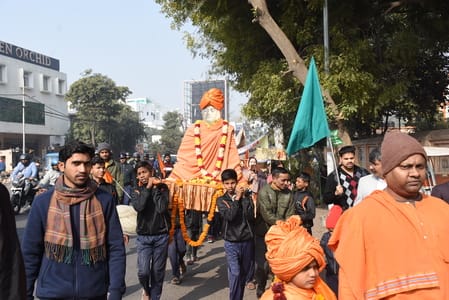  रिजर्व पुलिस लाइन से मठ तक विद्यार्थियों ने यात्रा निकाली। 