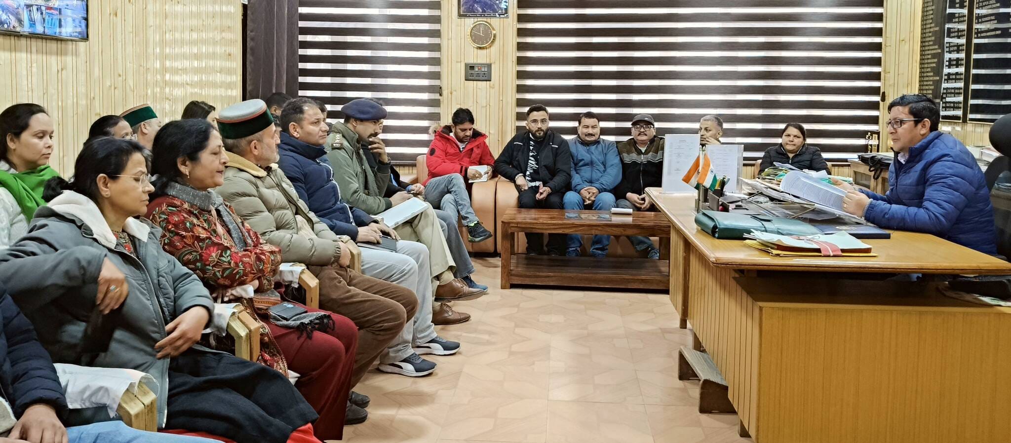 रामपुर में गणतंत्र दिवस की तैयारियों को लेकर विभागाधिकारियों के साथ चर्चा करते एसडीएम हर्ष अमरे