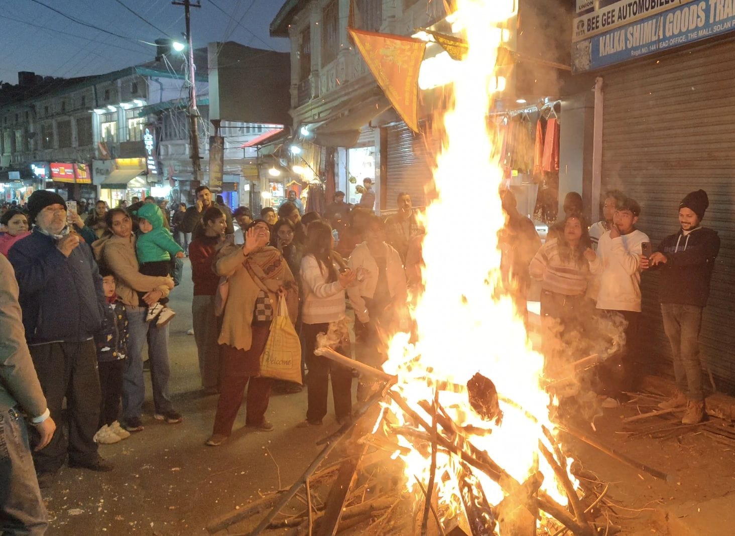 रामशहर में आज भी कायम है लोहड़ी मनाने की परम्परा लोहड़ी मागते बच्चे। संवाद