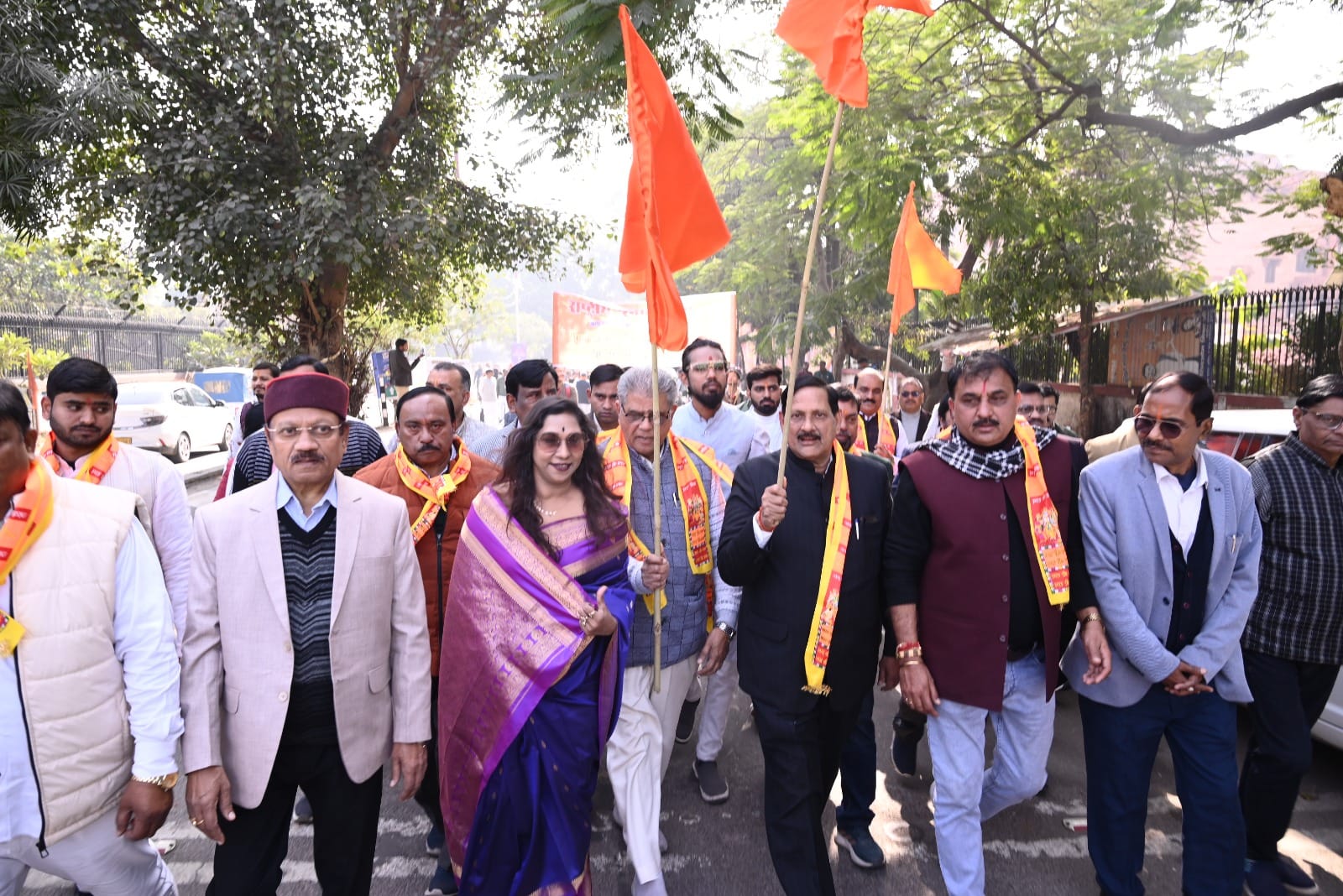 संगीत नाटक अकादमी के संत गाडगे सभागार में आयोजित स्वामी विवेकानंद और महर्षि महेश योगी के जयंती 