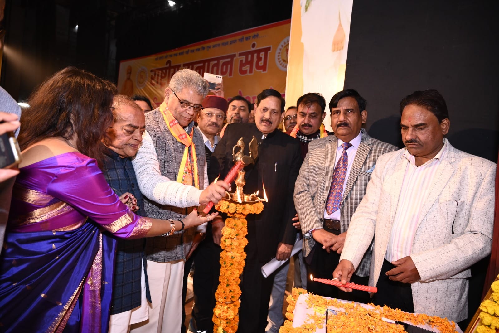 संगीत नाटक अकादमी के संत गाडगे सभागार में आयोजित स्वामी विवेकानंद और महर्षि महेश योगी के जयंती 