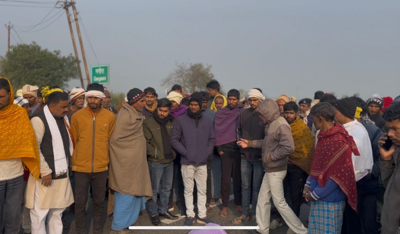 सड़क जाम करते लोग सड़क जाम करते लोग