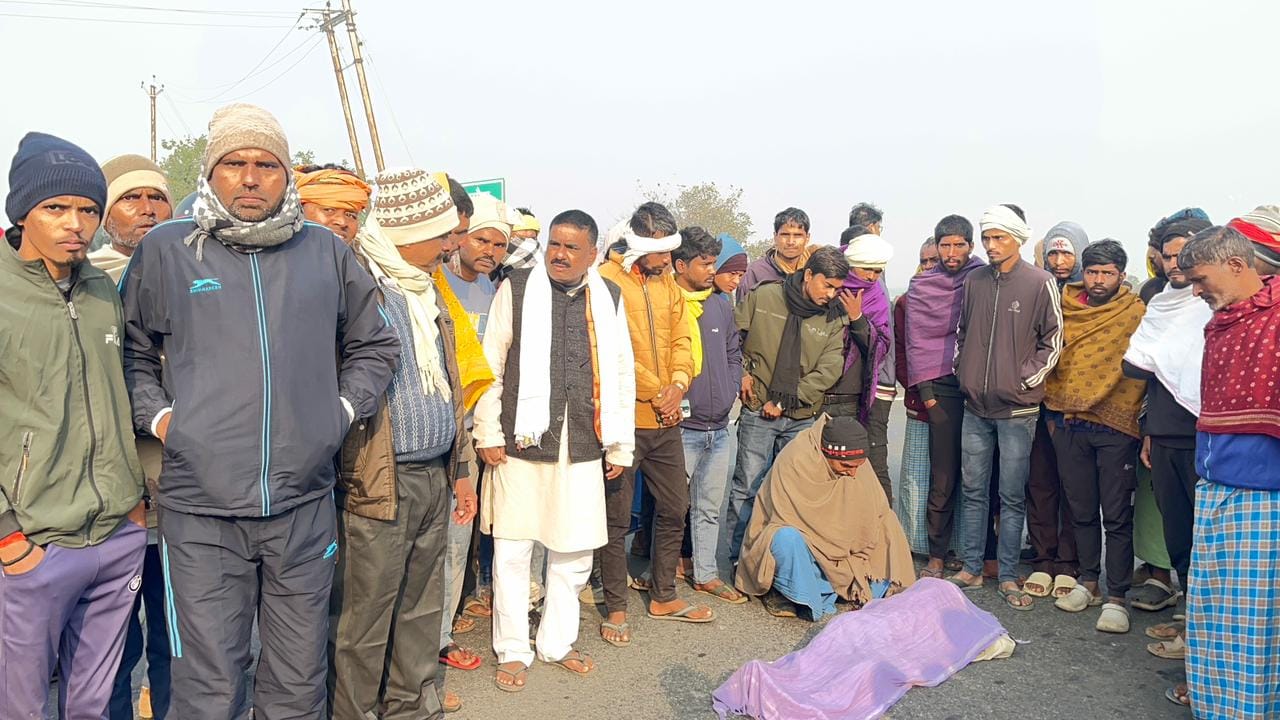 सड़क जाम करते लोग सड़क जाम करते लोग