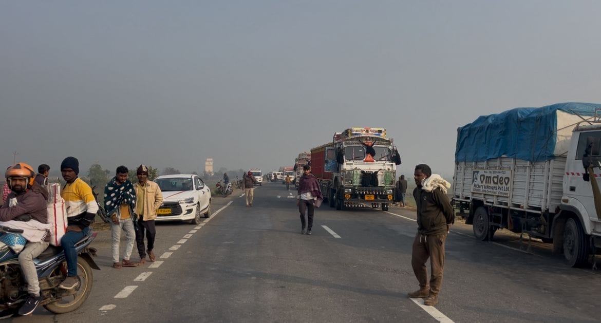 सड़क जाम करते लोग सड़क जाम करते लोग