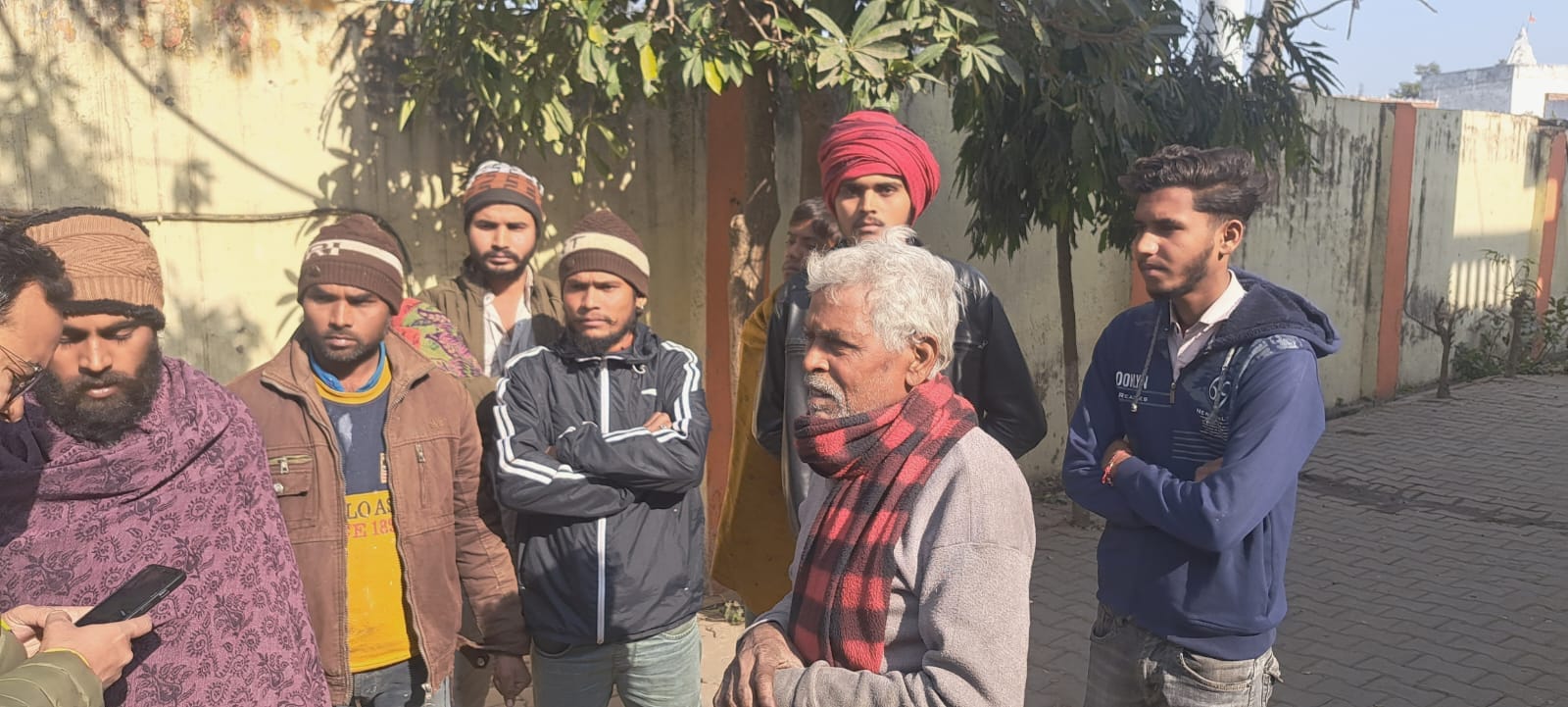 सरधना। गांव सलावा में घायल जगबीरी। संवाद सरधना। गांव सलावा में घायल जगबीरी। संवाद