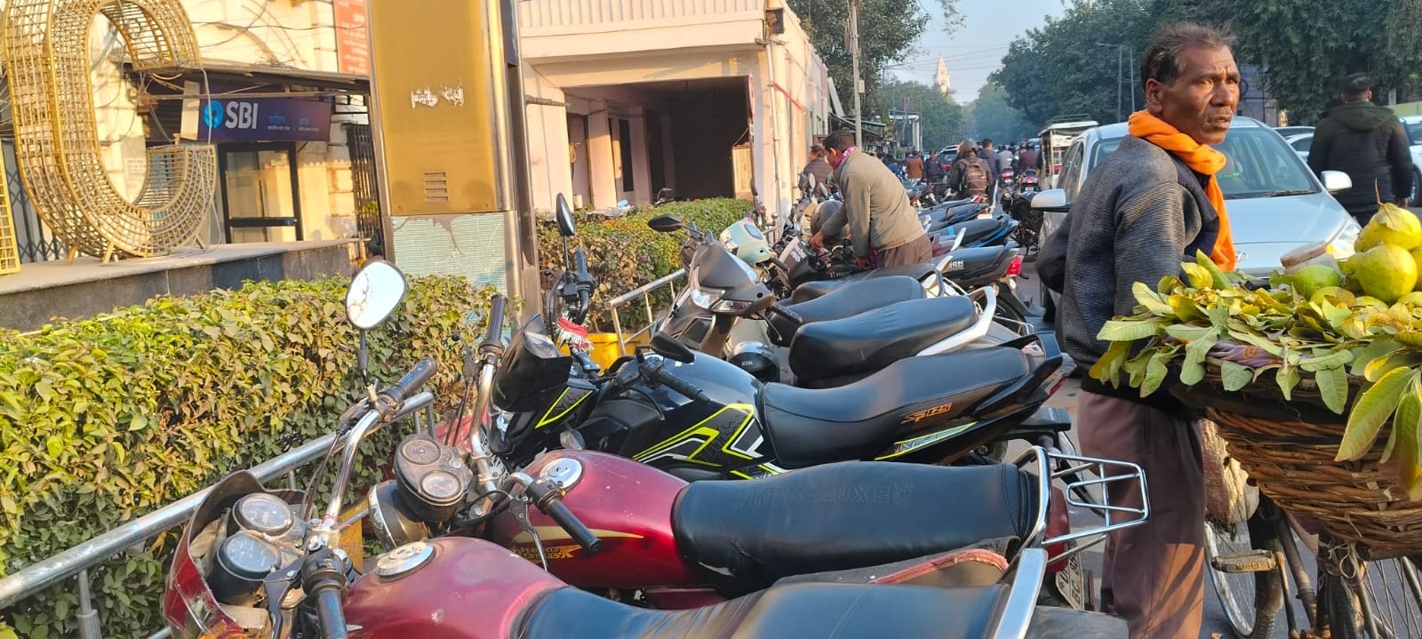 सड़क पर खड़ी गाड़ियां। सड़क पर खड़ी गाड़ियां।