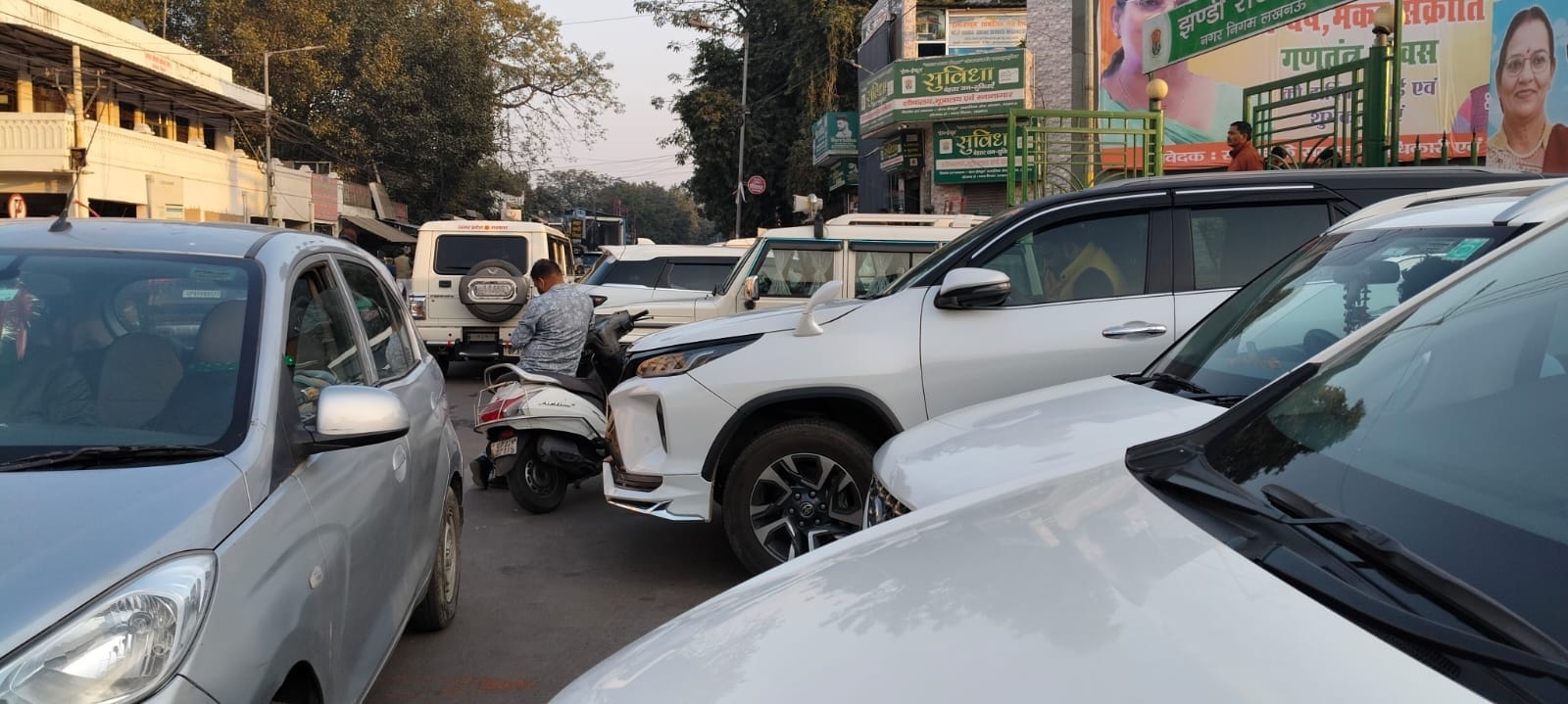 सड़क पर खड़ी गाड़ियां। सड़क पर खड़ी गाड़ियां।