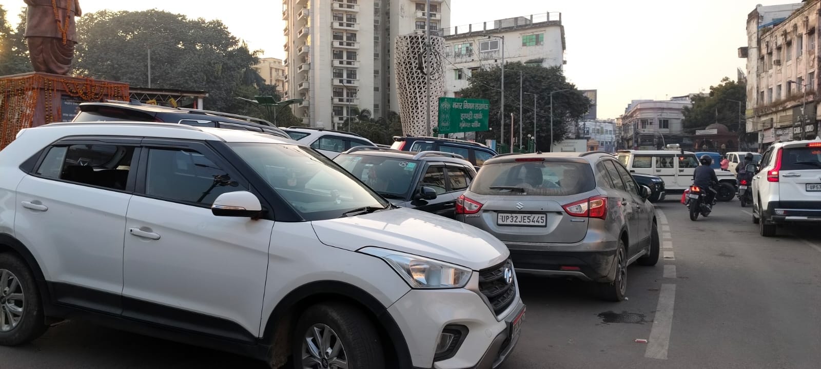 सड़क पर खड़ी गाड़ियां। सड़क पर खड़ी गाड़ियां।