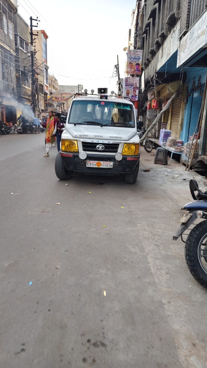 टूंडला के रेलवे स्टेशन पर ट्रेन के इंतजार में खडे़ रेलयात्री संवाद टूंडला के रेलवे स्टेशन पर ट्रेन के इंतजार में खडे़ रेलयात्री संवाद