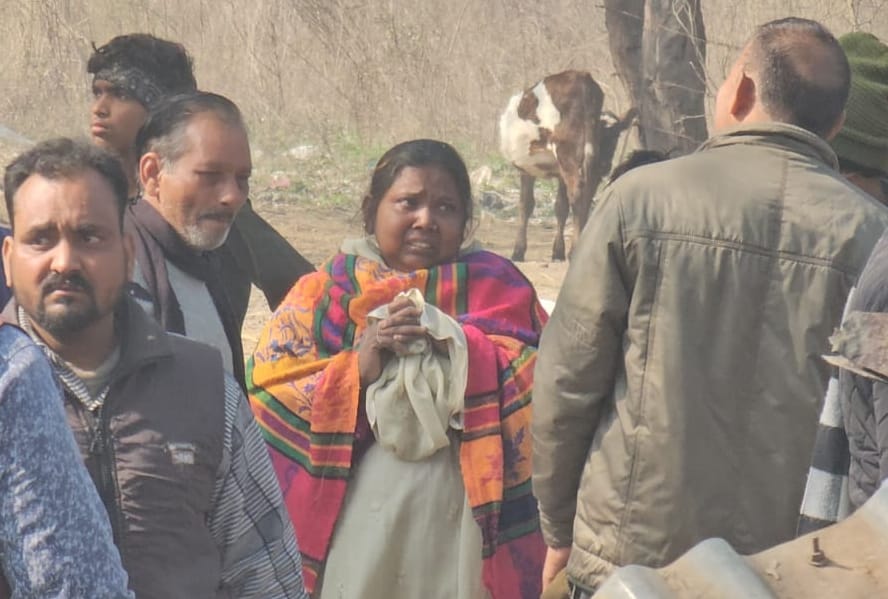 ध्वस्तीकरण कार्रवाई के दौरान दुकानों को खाली कर सामान ले जाते लोग। संवाद ध्वस्तीकरण कार्रवाई के दौरान दुकानों को खाली कर सामान ले जाते लोग। संवाद